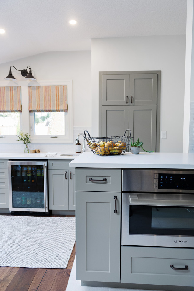 Kitchen - transitional kitchen idea in Toronto