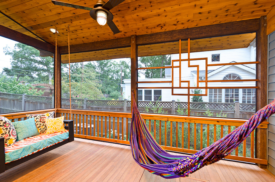 Idées déco pour un porche d'entrée de maison asiatique de taille moyenne avec une moustiquaire, une terrasse en bois et une extension de toiture.