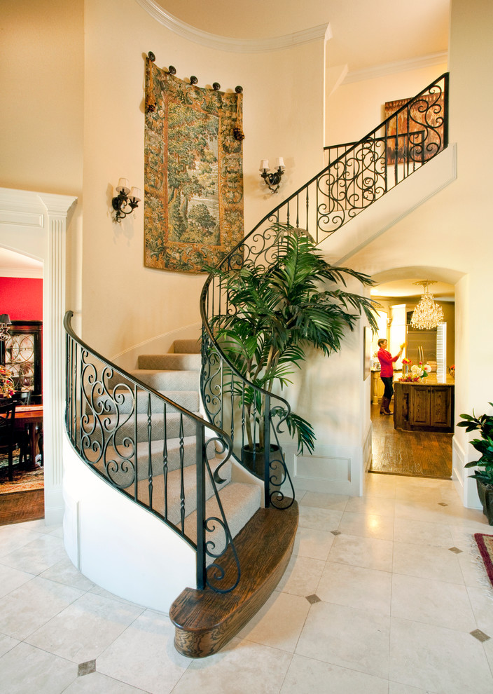 Photo of a traditional carpeted curved staircase in Dallas with carpet risers.