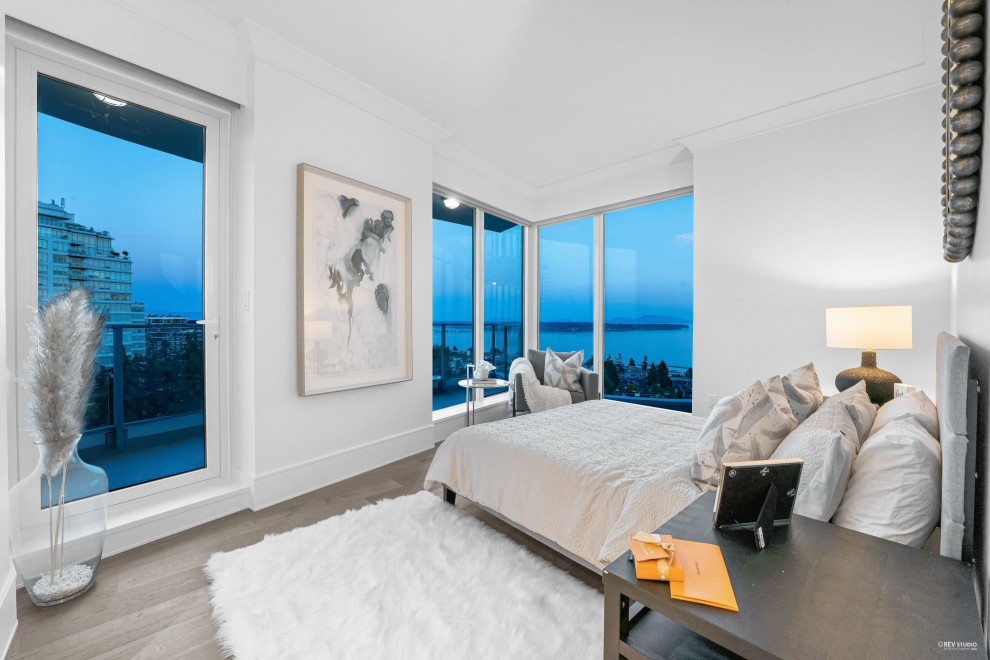 Mittelgroßes Modernes Hauptschlafzimmer mit weißer Wandfarbe, hellem Holzboden und beigem Boden in Vancouver