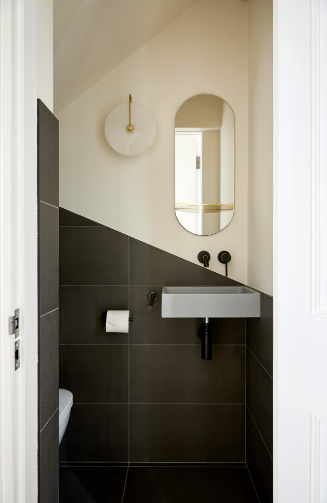 Пример оригинального дизайна: маленькая ванная комната в стиле модернизм с инсталляцией, черной плиткой, подвесной раковиной и тумбой под одну раковину для на участке и в саду