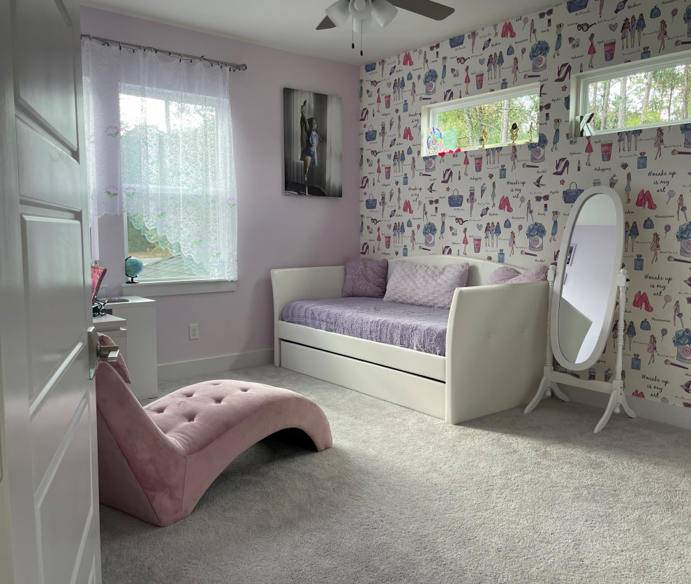 Idéer för att renovera ett mellanstort funkis barnrum kombinerat med sovrum, med lila väggar och heltäckningsmatta