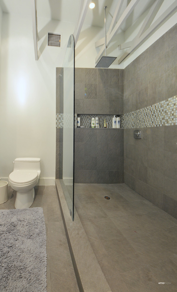 Cette image montre une petite salle de bain principale design en bois brun avec un plan de toilette en bois, une douche ouverte, WC à poser, un carrelage gris, des carreaux de porcelaine, un mur gris et un sol en carrelage de céramique.