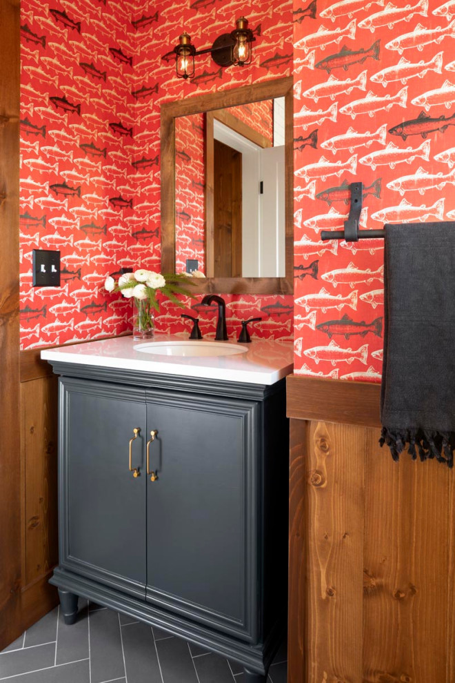 Imagen de cuarto de baño rústico con paredes rojas, suelo gris y papel pintado