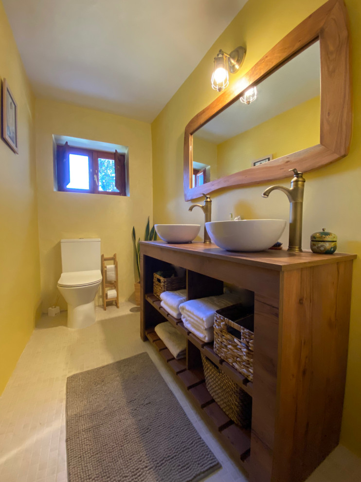 На фото: маленькая ванная комната в стиле рустика с настольной раковиной, тумбой под две раковины и подвесной тумбой для на участке и в саду с