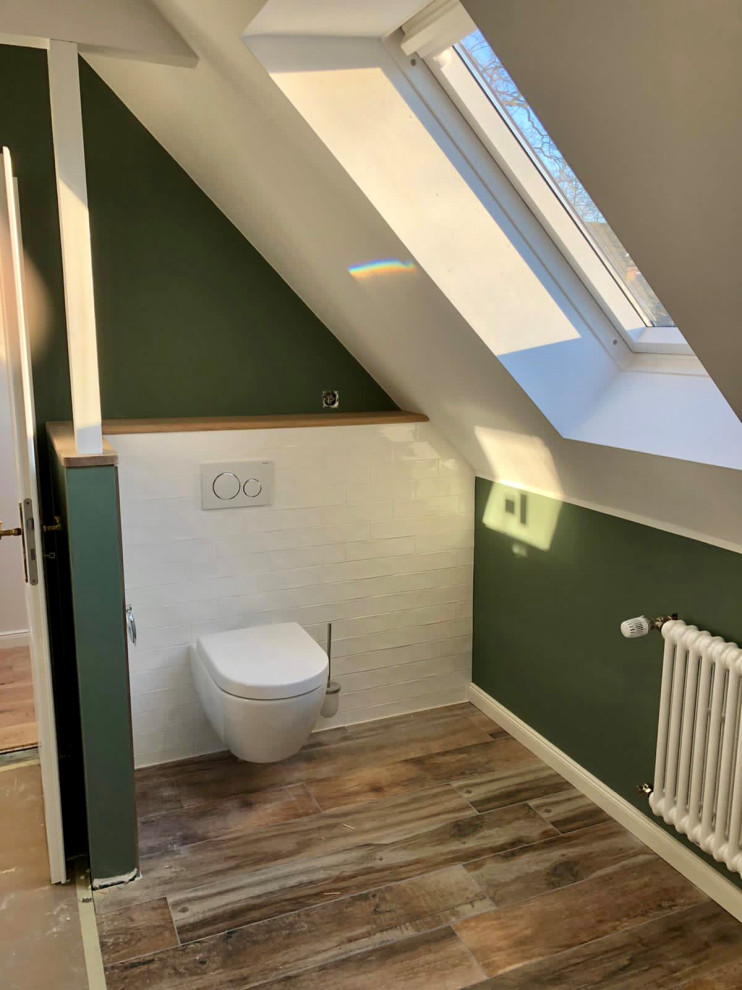 Idee per una stanza da bagno country con piastrelle bianche, pareti verdi, pavimento con piastrelle effetto legno e due lavabi
