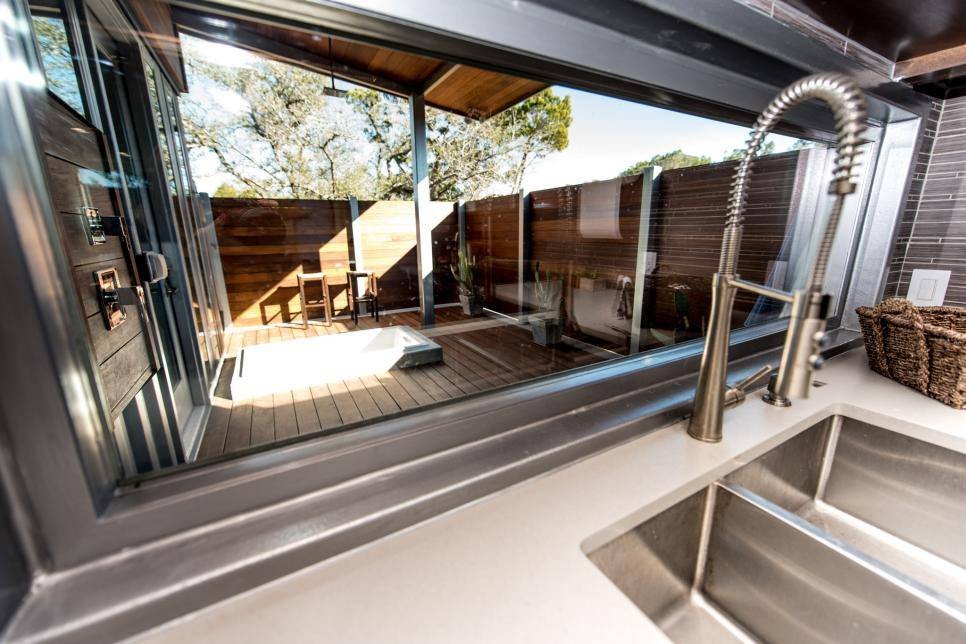 Kitchen - kitchen idea in Austin