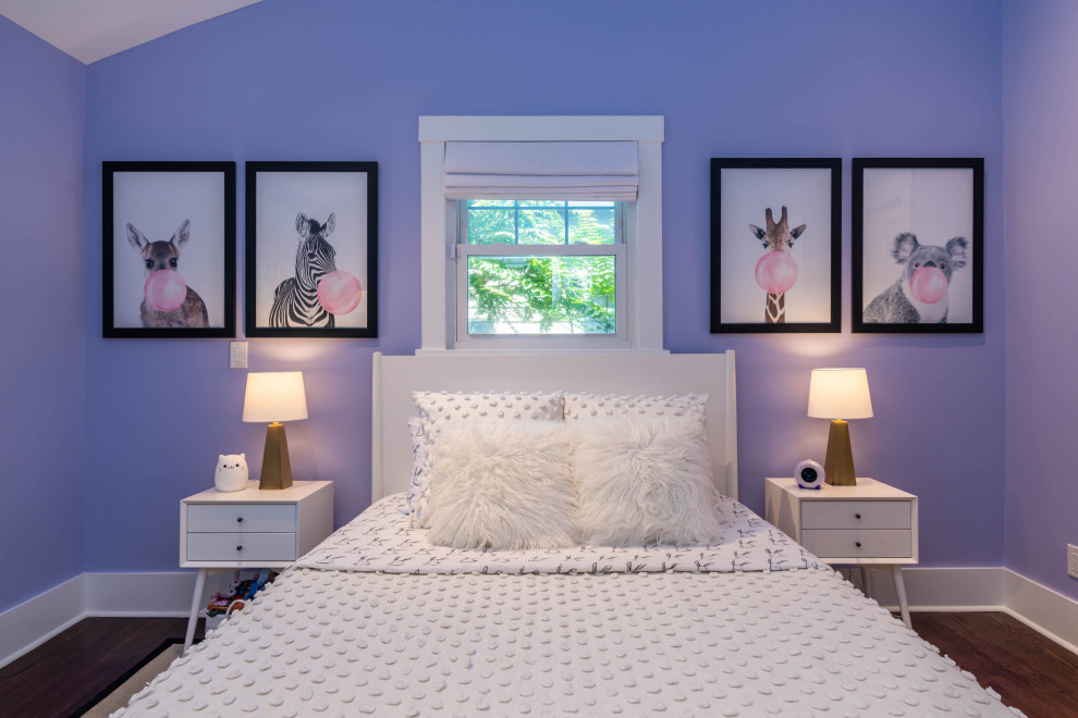 Idéer för mellanstora amerikanska flickrum kombinerat med sovrum och för 4-10-åringar, med lila väggar, laminatgolv och brunt golv