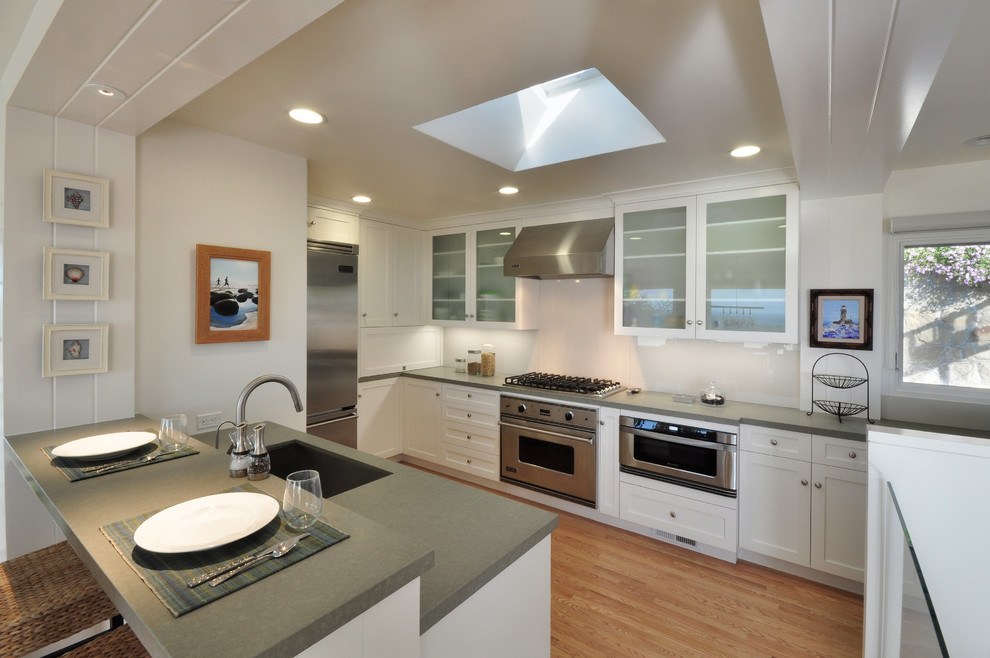 Design ideas for a modern kitchen in Santa Barbara.