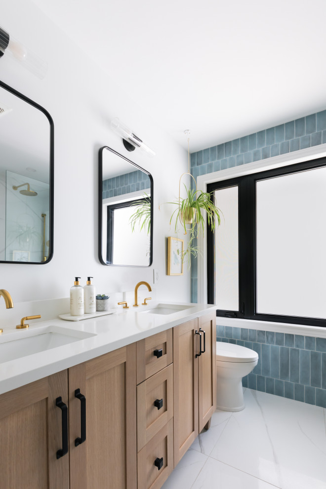 Inredning av ett klassiskt vit vitt en-suite badrum, med skåp i shakerstil, skåp i mellenmörkt trä, blå kakel, marmorgolv, ett undermonterad handfat, bänkskiva i kvarts och med dusch som är öppen