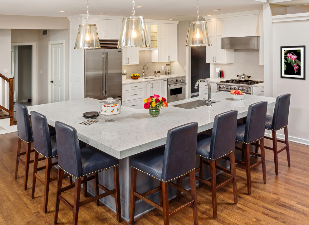 Transitional kitchen photo in Milwaukee