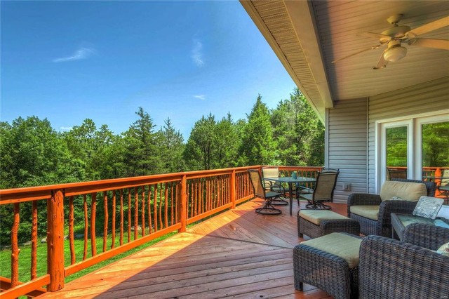 Custom Cedar Deck Built in Imperial classico-terrazza