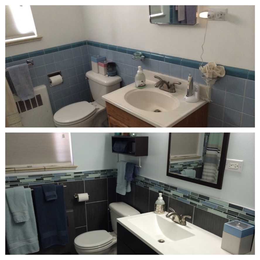 Стильный дизайн: маленькая главная ванная комната в современном стиле с плоскими фасадами, черными фасадами, ванной в нише, душем над ванной, раздельным унитазом, разноцветной плиткой, керамической плиткой, синими стенами, полом из керамической плитки, монолитной раковиной, столешницей из искусственного камня, белым полом, шторкой для ванной, белой столешницей, тумбой под одну раковину и напольной тумбой для на участке и в саду - последний тренд