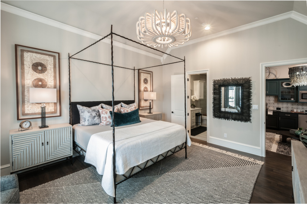 Example of a transitional home design design in Dallas