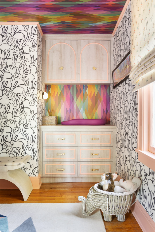 Esempio di una cameretta per neonati neutra bohémian di medie dimensioni con pareti bianche, parquet chiaro, pavimento marrone, soffitto in carta da parati e carta da parati