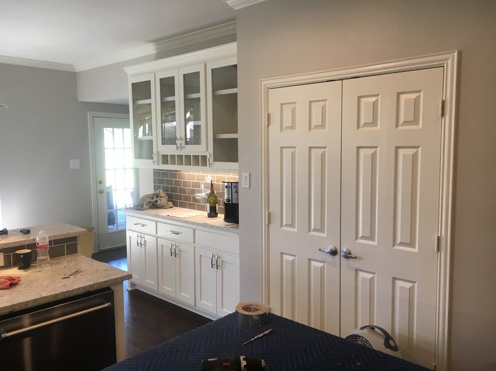 Eat-in kitchen - mid-sized transitional u-shaped dark wood floor and blue floor eat-in kitchen idea in Dallas with shaker cabinets, white cabinets, granite countertops, gray backsplash, stainless steel appliances, an island and subway tile backsplash