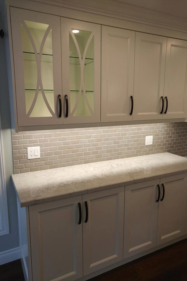 Kitchen - transitional kitchen idea in Toronto