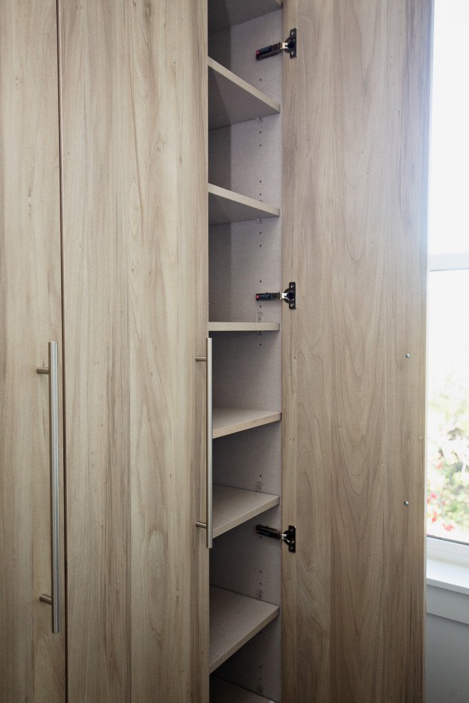 Esempio di un armadio incassato design di medie dimensioni con ante lisce, ante in legno scuro, pavimento in legno massello medio e pavimento beige