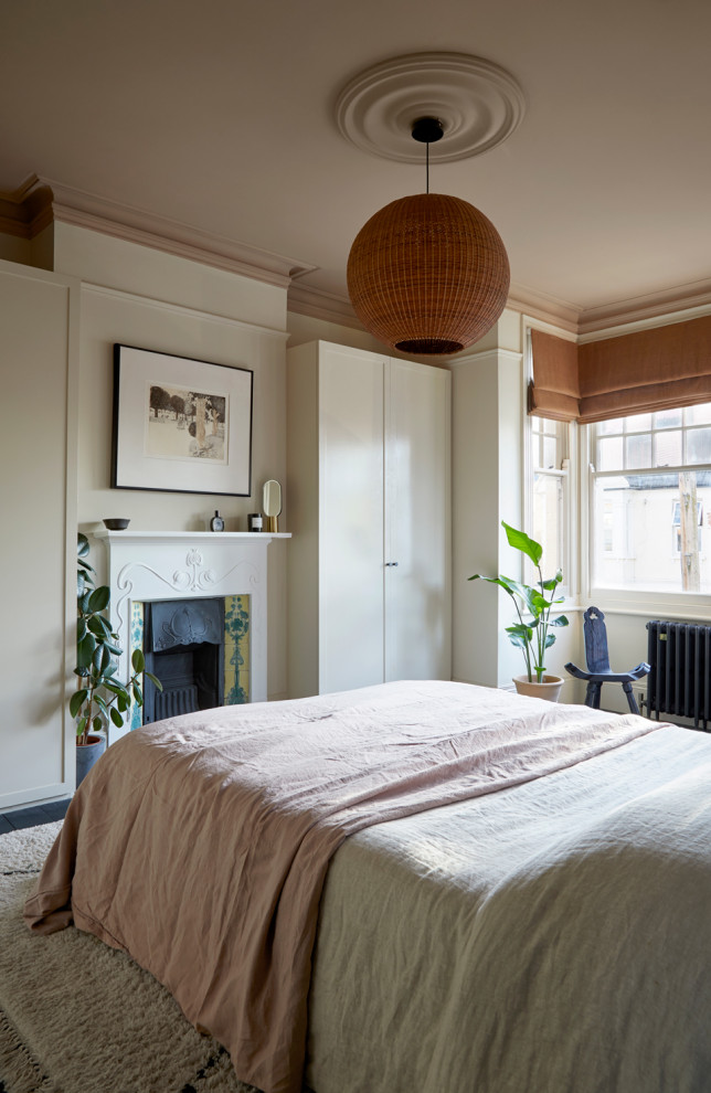 На фото: хозяйская спальня среднего размера в стиле модернизм с бежевыми стенами, деревянным полом и черным полом