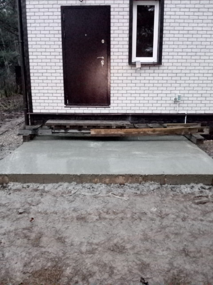 Подъездная площадка для авто. и площадка под будущее ограждение ,лестницы