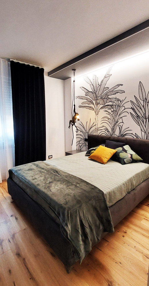 Imagen de dormitorio principal industrial de tamaño medio con paredes multicolor, suelo de madera en tonos medios, suelo multicolor y bandeja