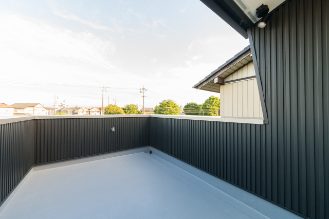 広いバルコニー contemporaneo-balcone