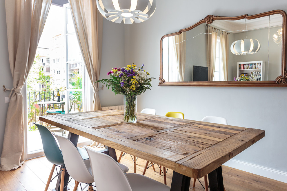 Diseño de comedor tradicional renovado de tamaño medio abierto sin chimenea con suelo de madera en tonos medios
