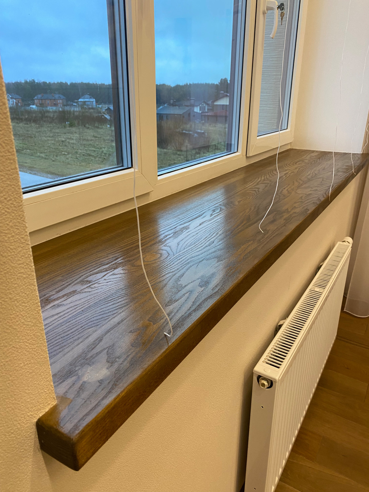 Подоконник из массива в ванной в частном доме