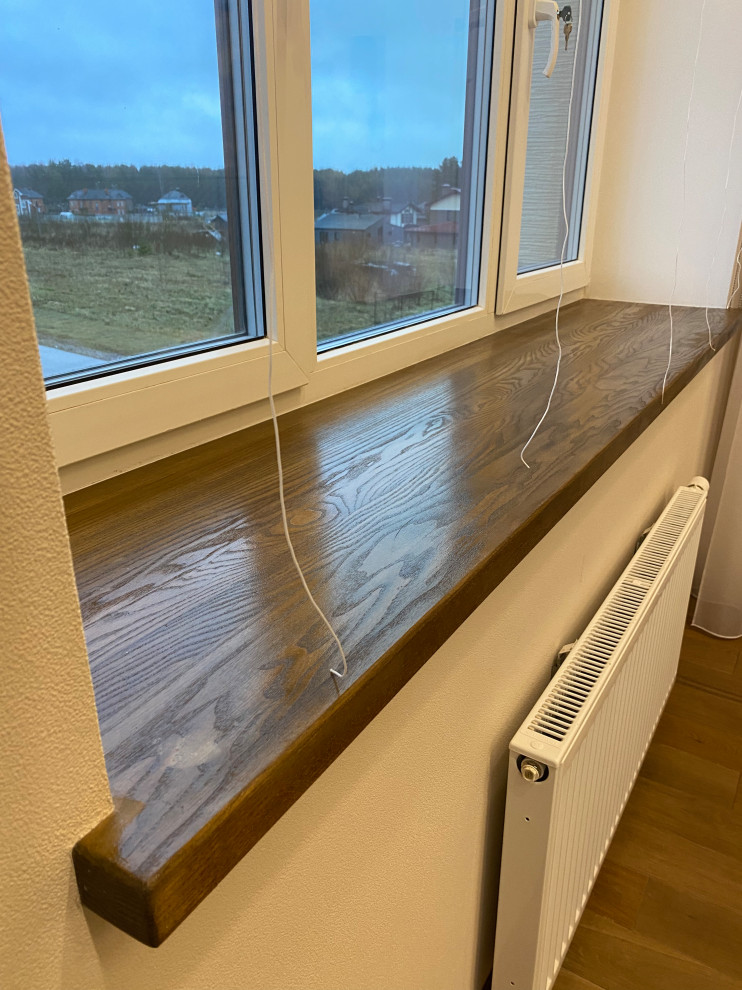 Подоконник из массива в ванной в частном доме