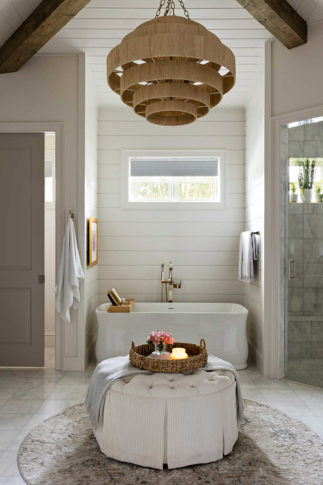 Пример оригинального дизайна: огромная главная ванная комната в морском стиле с ванной в нише, душевой комнатой, белыми стенами, полом из керамической плитки, белым полом, душем с распашными дверями и панелями на части стены