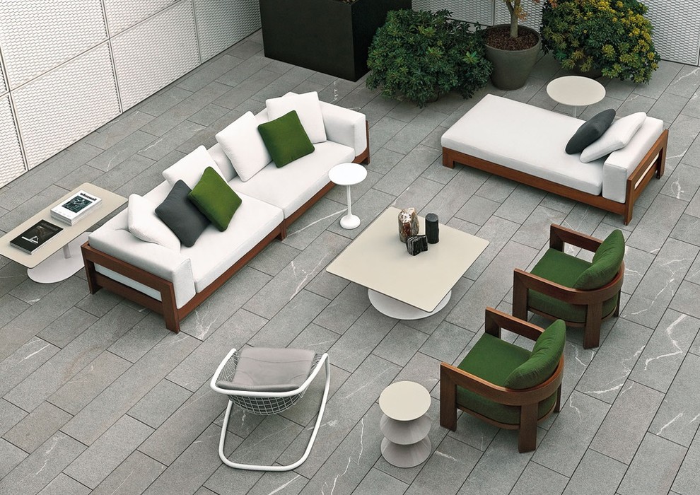 Example of a transitional home design design in Miami