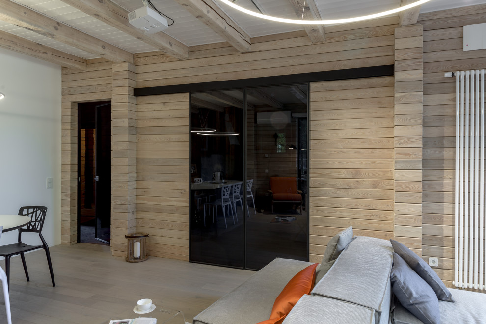 Гостиная с камином и березами