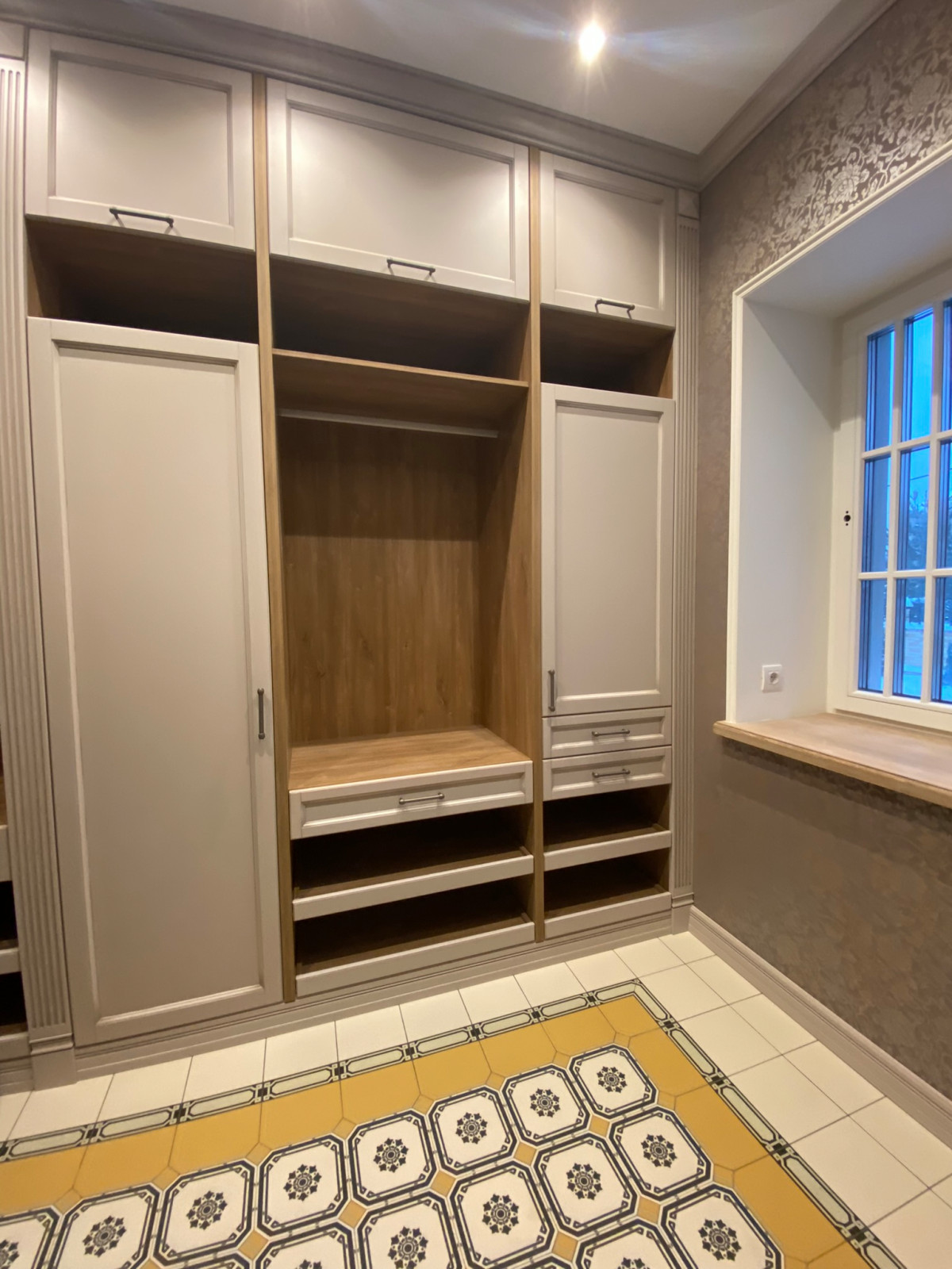 Интерьер гардеробной в загородном доме