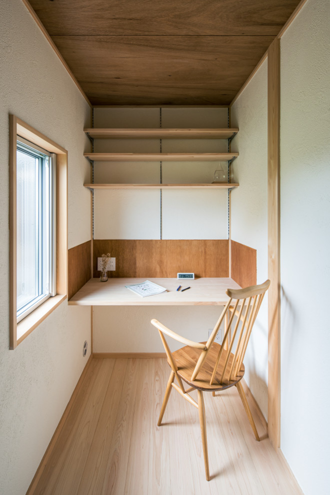 京都にある小さな北欧スタイルのおしゃれなホームオフィス・書斎 (白い壁、淡色無垢フローリング、暖炉なし、造り付け机、板張り天井) の写真
