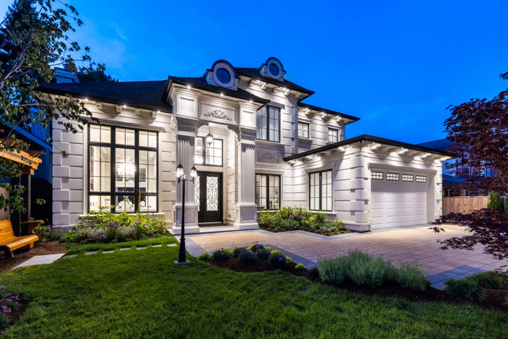 Großes, Zweistöckiges Einfamilienhaus mit beiger Fassadenfarbe, Walmdach, Schindeldach und grauem Dach in Vancouver
