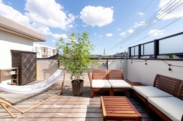 【リフォーム】ヴィンテージスタイルの家 nordico-terraza-y-balcon