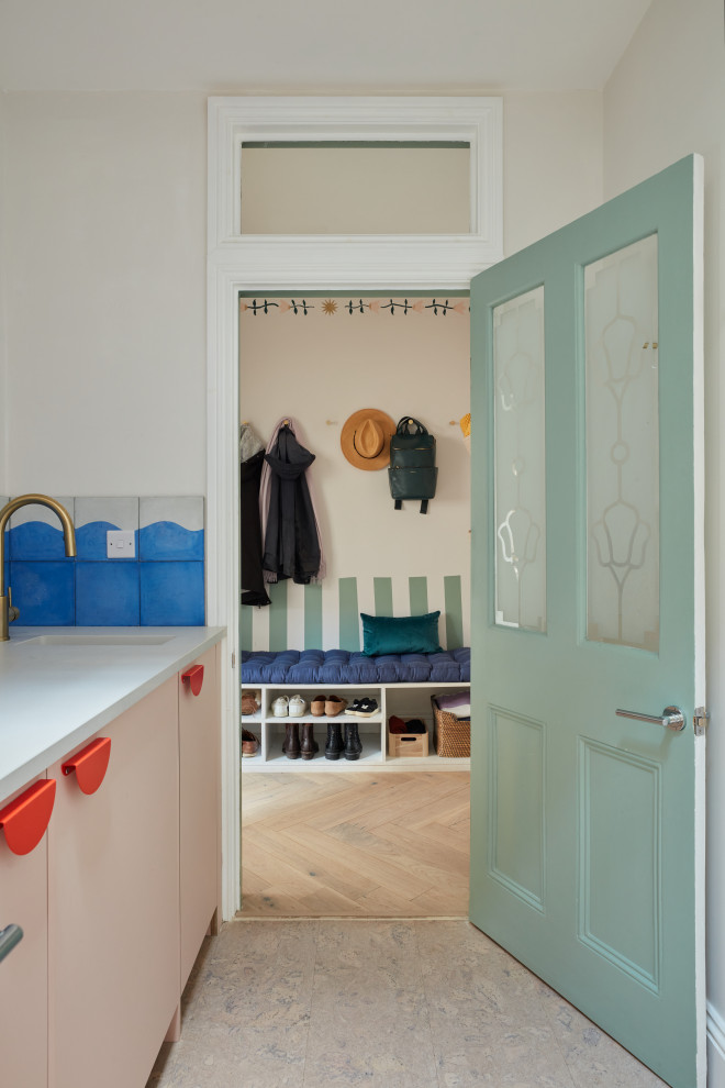 ロンドンにあるお手頃価格の小さなエクレクティックスタイルのおしゃれなランドリールーム (I型、シングルシンク、フラットパネル扉のキャビネット、クオーツストーンカウンター、青いキッチンパネル、白い壁、コルクフローリング、洗濯乾燥機、グレーのキッチンカウンター) の写真