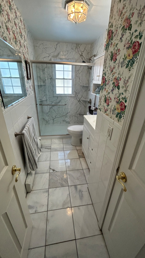 Exemple d'une salle de bain principale moderne de taille moyenne avec des portes de placard blanches, une douche ouverte, WC à poser, un carrelage multicolore, un mur multicolore, un sol en carrelage de porcelaine, un lavabo posé, un plan de toilette en marbre, un sol blanc, une cabine de douche à porte coulissante, un plan de toilette blanc, meuble simple vasque, meuble-lavabo encastré et du papier peint.