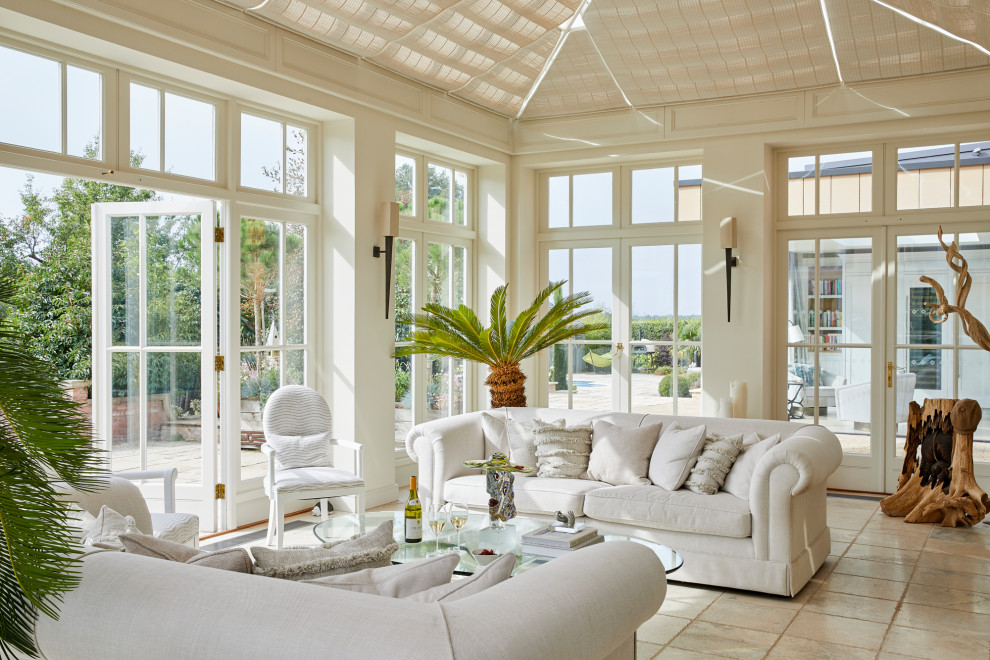 Esempio di una grande veranda con pavimento in pietra calcarea, soffitto in vetro e pavimento beige