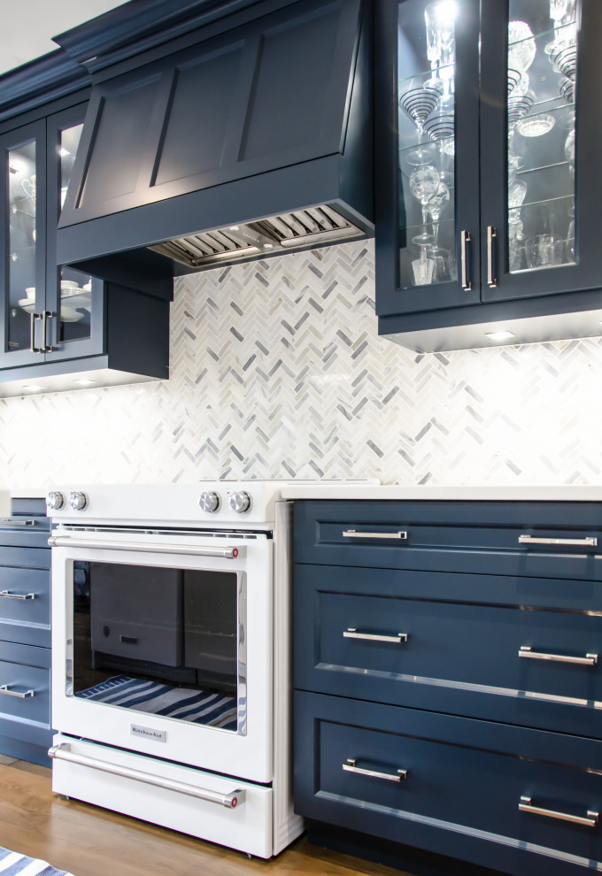 Transitional kitchen photo in Toronto