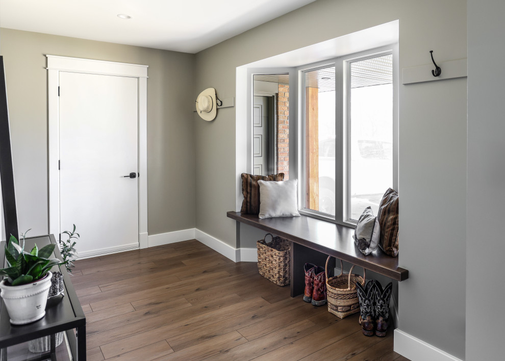 Transitional entryway photo in Toronto