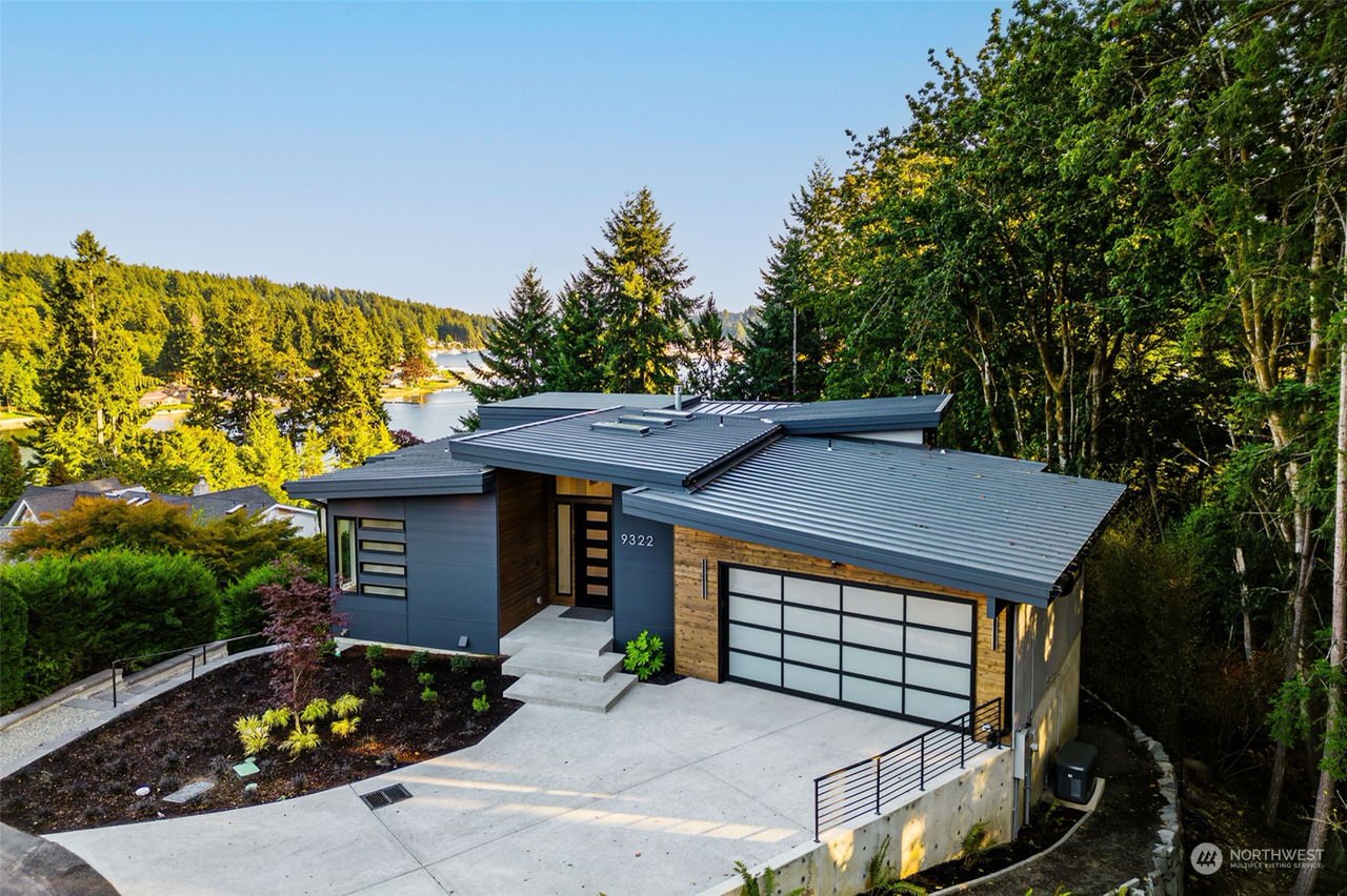 Minimalist exterior home photo in Seattle