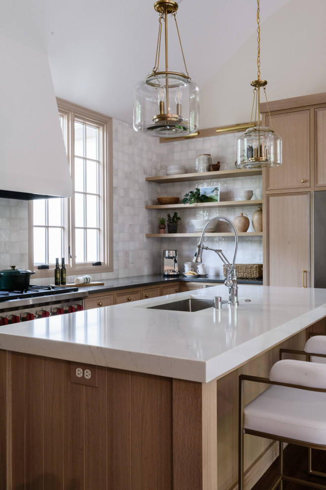 Bild på ett maritimt flerfärgad flerfärgat kök, med en enkel diskho, luckor med infälld panel, skåp i ljust trä, bänkskiva i kvarts, flerfärgad stänkskydd, stänkskydd i keramik, rostfria vitvaror, mörkt trägolv, en köksö och brunt golv