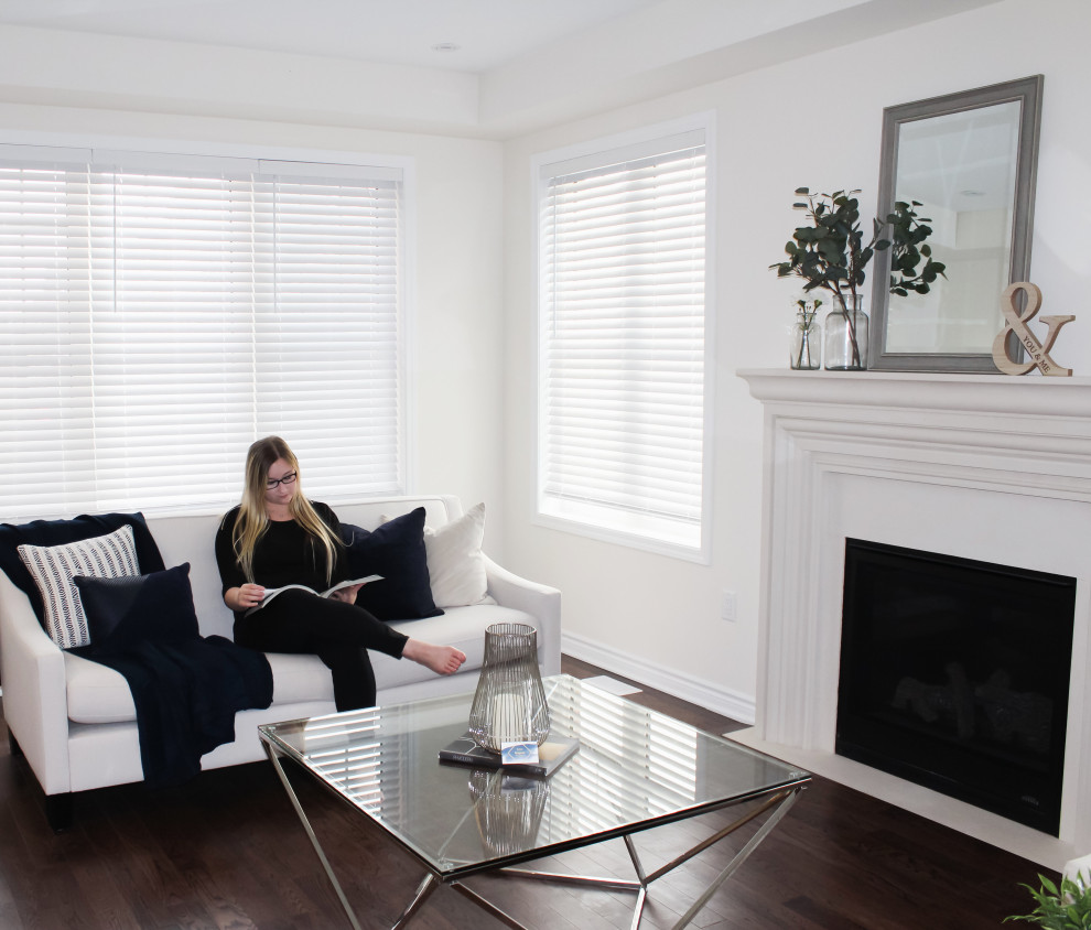 Repräsentatives, Offenes Modernes Wohnzimmer mit beiger Wandfarbe, dunklem Holzboden, Kamin, Kaminumrandung aus Beton, TV-Wand und braunem Boden in Toronto