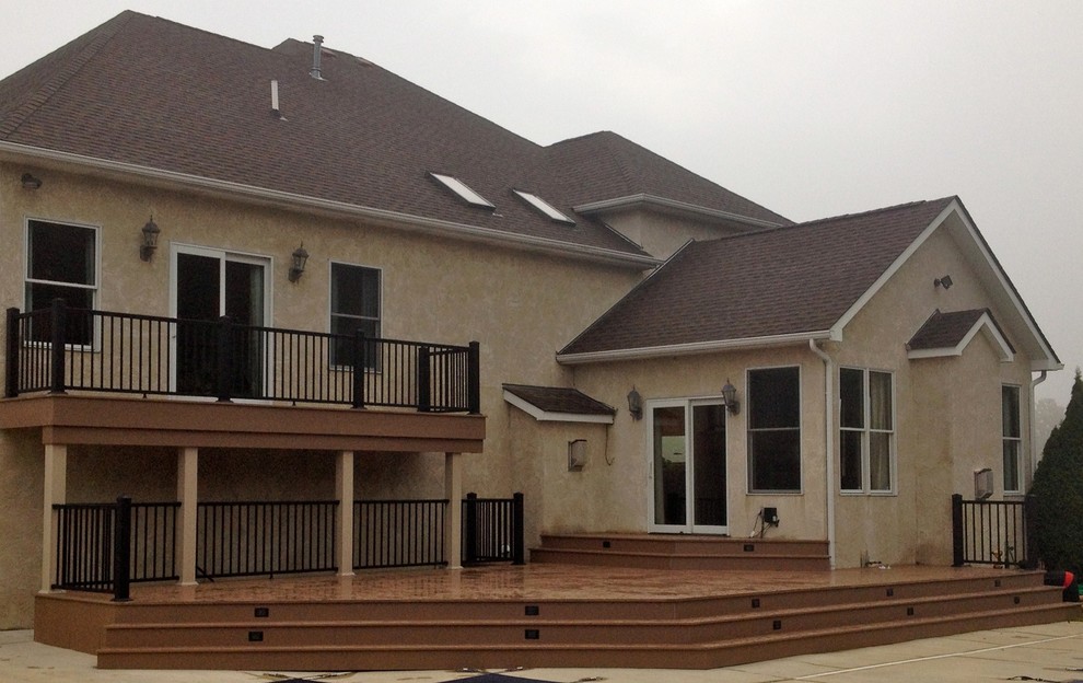 Inspiration for a mid-sized transitional side yard deck remodel in Columbus with no cover