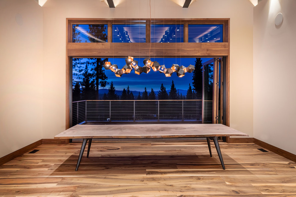 Ejemplo de comedor contemporáneo de tamaño medio abierto con paredes blancas, suelo de madera en tonos medios, suelo marrón y vigas vistas