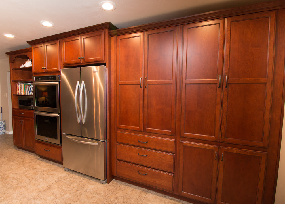 Example of a large transitional u-shaped porcelain tile kitchen design with an undermount sink, flat-panel cabinets, medium tone wood cabinets, quartz countertops, beige backsplash, mosaic tile backsplash, stainless steel appliances and an island