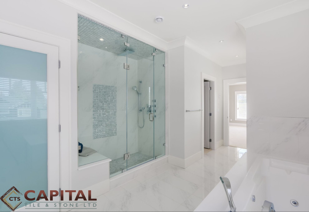 Идея дизайна: главная ванная комната в стиле модернизм с белой плиткой, плиткой мозаикой и полом из керамогранита