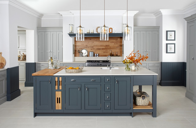 Stylish In-frame Kitchen traditional-kitchen