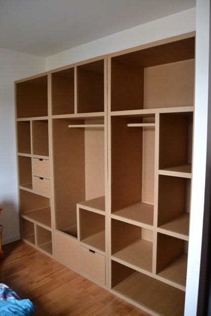 Cette image montre un dressing et rangement design.